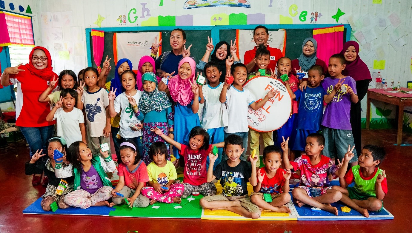 Photo: A classroom filled with children in The Philippines returning to school after the five-month local conflict known as the Marawi siege